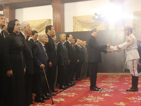 Hàng nghìn người dân đến viếng Chủ tịch nước Trần Đại Quang