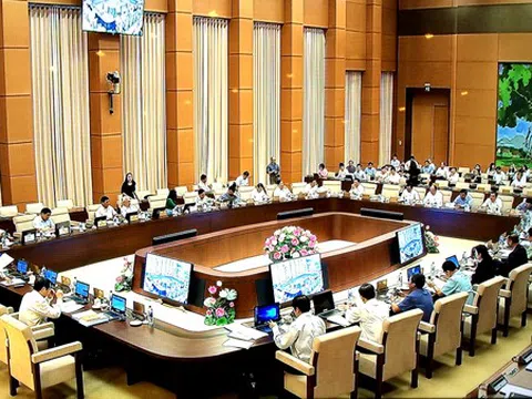 UBTVQH xem xét các báo cáo về giám sát và chất vấn