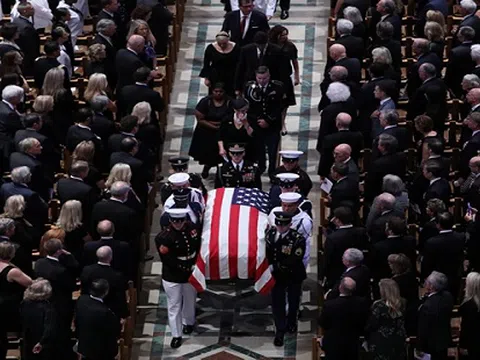 Thượng nghị sĩ John McCain – Một cuộc đời đầy chiến tích