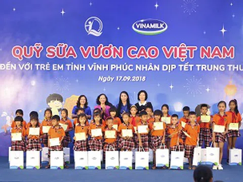 Quỹ sữa vươn cao Việt Nam và Vinamilk trao 66.000 ly sữa cho trẻ em tỉnh Vĩnh Phúc nhân dịp tết trung thu