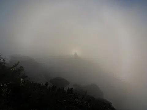 Chiêm ngưỡng hiện tượng ánh sáng kỳ ảo đẹp đến khó tin trên đỉnh Fansipan