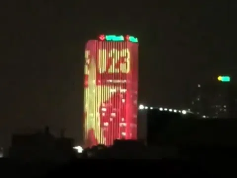 Tòa nhà sáng rực hình quốc kỳ và dòng chữ U23 khiến dân mạng thích thú