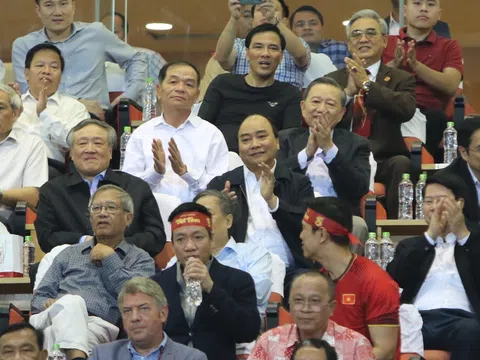 Thủ tướng: Biển cờ sôi động đang hướng về đội tuyển bóng đá Việt Nam