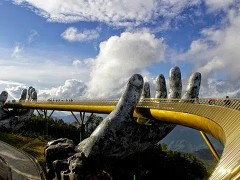 Người Mỹ "sửng sốt" trước vẻ đẹp của Cầu Vàng và Hoàng Liên Sơn