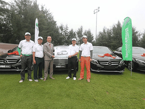 Bamboo Airways trao thưởng HIO 4 xe Mercedes và quà trị giá 10 tỷ đồng cho golfer Cao Xuân Hùng