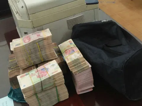 Cán bộ ngân hàng làm lộ danh tính khách gửi tiền bị khởi tố