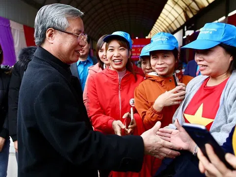 Thường trực Ban Bí thư dự ‘Tết sum vầy’ với công nhân Bắc Giang