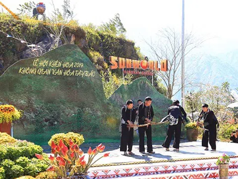 Vũ điệu khèn tại Cuộc thi múa khèn Fansipan đốn tim du khách trẩy hội xuân