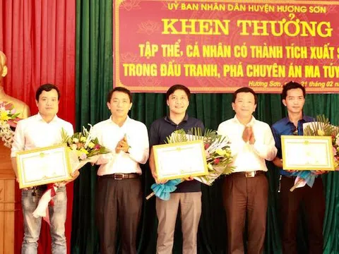 Khen thưởng PV Người Đưa Tin tham gia phá chuyên án ma túy, sử dụng vũ khí nóng