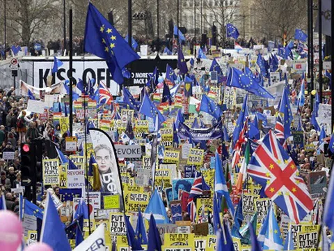 Tuần hành khổng lồ phản đối Anh “ly hôn” EU