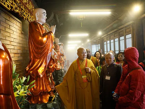Hàng trăm đại biểu và Phật tử Vesak 2019 tham dự lễ cầu an trên đỉnh Fansipan