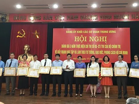 Đảng bộ Khối Các cơ quan Trung ương : Tuyên dương tập thể, cá nhân điển hình, tiêu biểu trong học và làm theo Bác