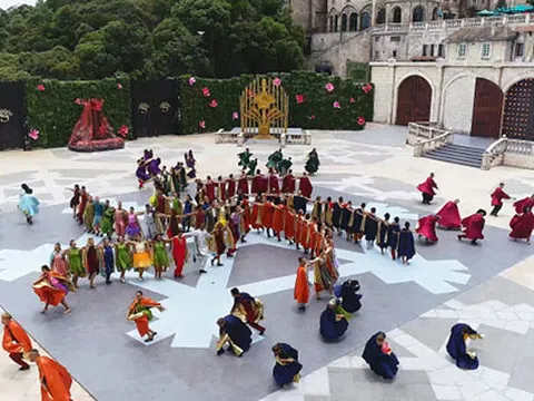 “Vũ hội Ánh Dương”- cơn sốt mới ở xứ sở Cầu Vàng