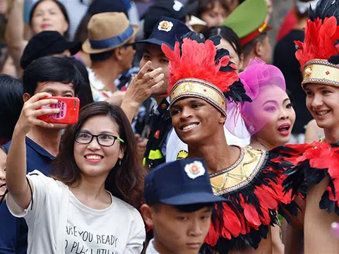 Sôi động Carnival đường phố Hà Nội kỷ niệm “20 năm Thành phố Vì hòa bình”