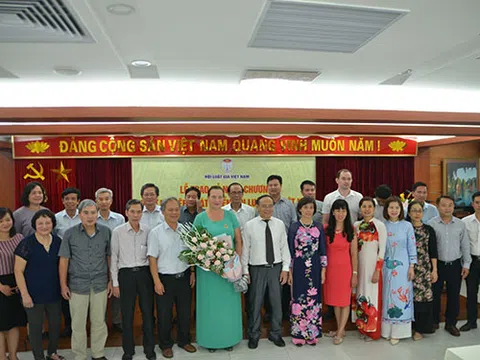 Hội Luật gia Việt Nam trang trọng trao kỷ niệm chương “Vì sự phát triển của Hội Luật gia VN” cho GS.TS. Umnova Irina Anatoolyevna