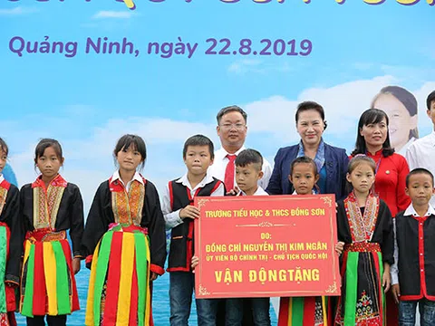 Trẻ em Quảng Ninh đón nhận ngôi trường mới từ Chủ tịch Quốc hội và hơn 71 ngàn ly sữa từ Quỹ sữa Vươn cao Việt Nam.