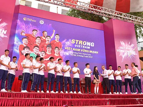 CLB bóng đá Hà Nội tổ chức sinh nhật cho Duy Mạnh ở trường THCS Marie Curie