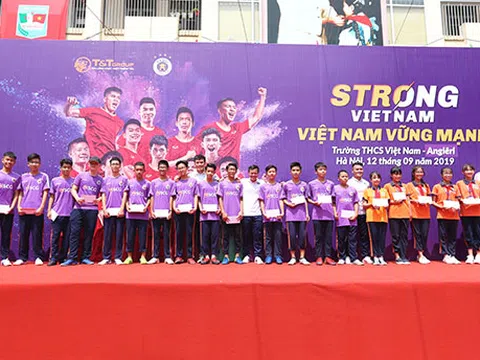 Quang Hải, Bùi Tiến Dũng đeo mặt nạ trung thu truyền cảm hứng tại Strong Vietnam