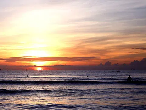 Trải nghiệm bình minh huyền ảo trên bãi biển Cửa Lò