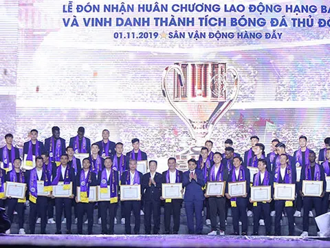 Hà Nội FC dành tặng chức vô địch cho người hâm mộ, đón nhận huân chương lao động hạng Ba
