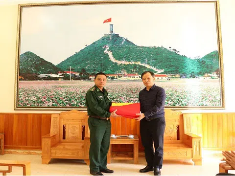 Tổng công ty Điện lực miền Bắc thăm Đồn biên phòng Lũng Cú huyện Đồng Văn tỉnh Hà Giang