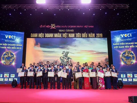 Chủ tịch Hội đồng thành viên Thiều Kim Quỳnh vinh dự được nhận Cup Thánh Gióng và vinh danh Doanh nhân tiêu biểu 2019