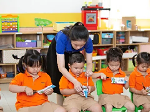 Nỗ lực thầm lặng của thầy cô vì niềm vui uống sữa của học sinh