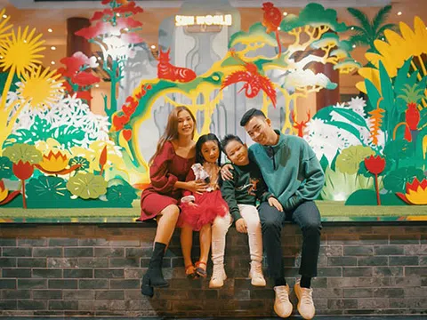 Mê mẩn với cây thông Giáng sinh khổng lồ làm từ 5000 chai nhựa tại Sun World Danang Wonders