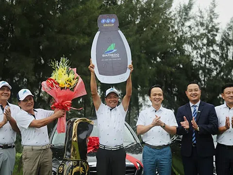 Chủ tịch Tập đoàn FLC – ông Trịnh Văn Quyết trao giải thưởng HIO 10 tỷ đồng cho golfer Trần Huy Cương