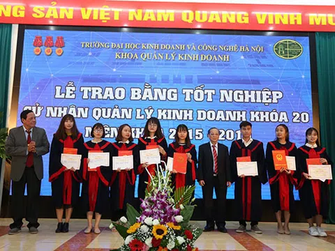 Lễ trao bằng tốt nghiệp cho sinh viên khóa 20  chuyên ngành Quản trị Kinh doanh