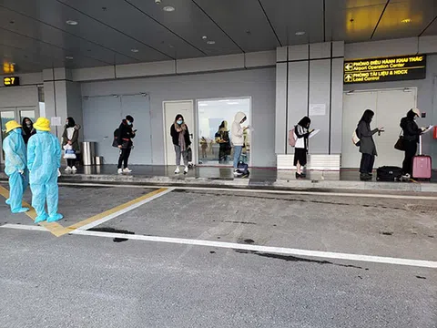 Chuyến bay chở 93 người Việt Nam từ Anh về nước hạ cánh tại sân bay Vân Đồn