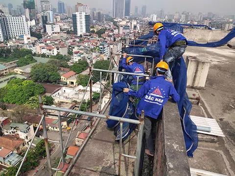 Chính thức tháo dỡ tầng 18 tòa nhà 8B Lê Trực