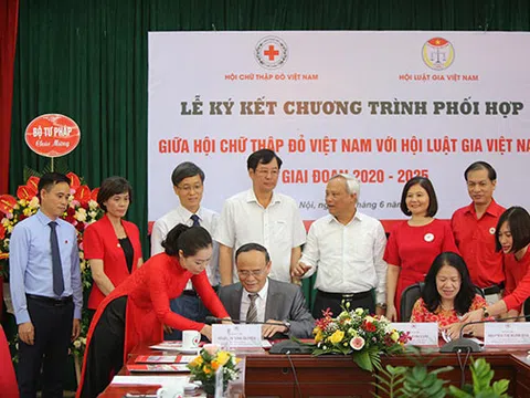 Hội Luật gia Việt nam ký kết hợp tác với Hội Chữ thập đỏ Việt Nam.