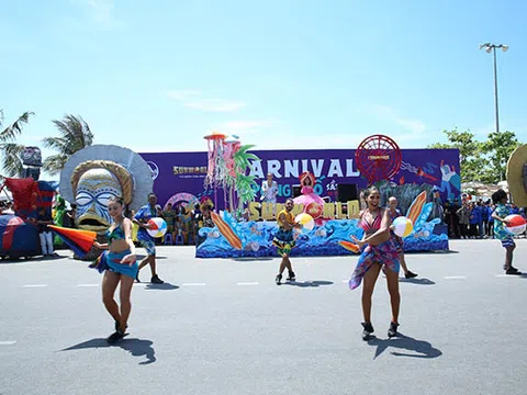 Du khách phấn khích với không khí Carnival rực rỡ sắc màu tại thành phố biển Sầm Sơn