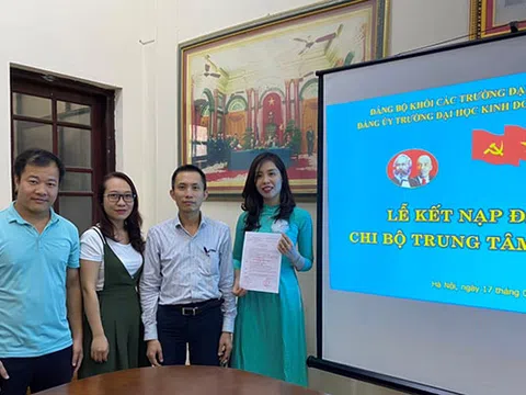 Chi bộ Trung tâm Truyền thông tổ chức Lễ kết nạp Đảng viên mới