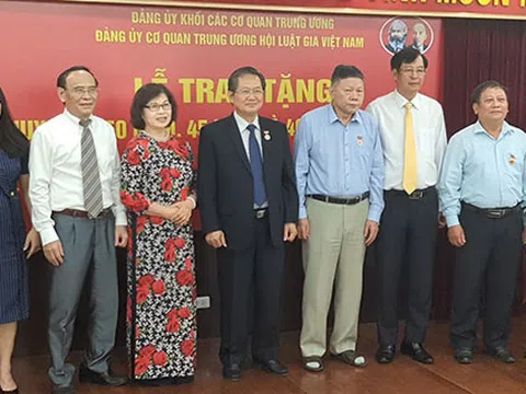 Đảng uỷ cơ quan Trung ương Hội Luật gia Việt Nam trao tặng Huy hiệu 50 năm, 45 năm và 40 năm cho 04 đồng chí Lãnh đạo.