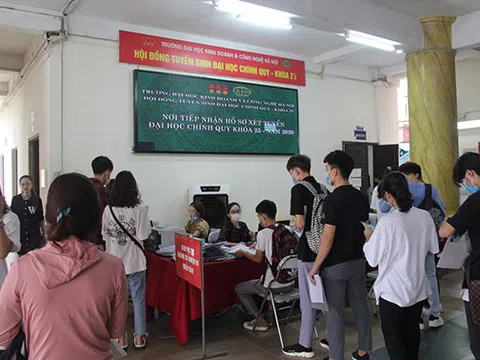 Rộn ràng không khí xét tuyển đại học chính quy, cao đẳng tại Trường ĐH Kinh doanh và Công nghệ Hà Nội (HUBT)