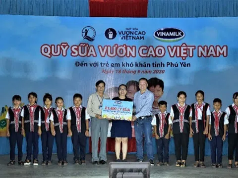 Quỹ sữa vươn cao Việt Nam và Vinamilk mang niềm vui uống sữa đến với con em đồng bào dân tộc thiểu số tỉnh Phú Yên