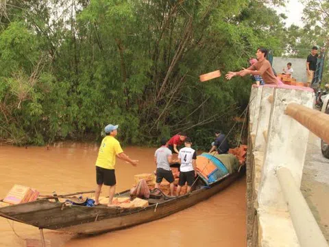 Miền Trung tang thương trong bão lũ