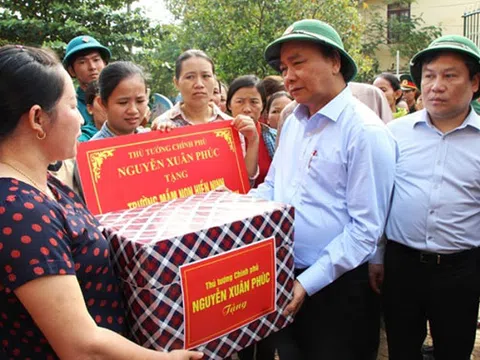 Thủ tướng đến vùng lũ thăm hỏi, tặng quà cho người dân Quảng Bình