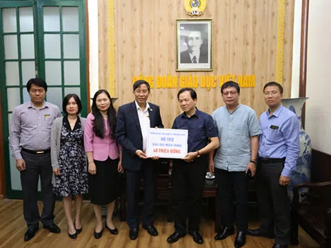 Trường đại học kinh doanh và công nghệ Hà Nội ủng hộ học sinh vùng lũ lụt miền Trung tại công đoàn giáo dục Việt Nam