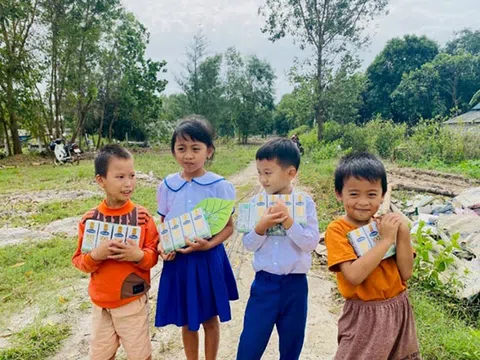 Vinamilk đồng hành cùng cặp lá yêu thương với hành trình "trao cơ hội đi học, cho cơ hội đổi đời"