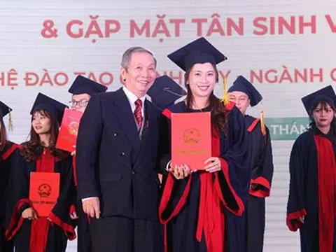 Lễ trao bằng tốt nghiệp cho cử nhân K21 và gặp mặt tân sinh viên K25 khoa Quản trị Kinh doanh