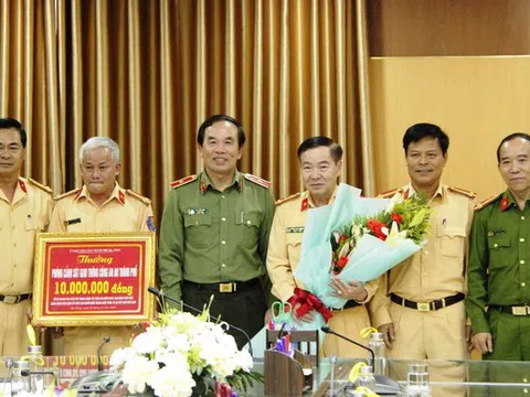 Thưởng nóng CSGT phát hiện nhóm người TQ nhập cảnh trái phép