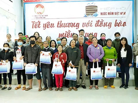 Đoàn Hiệp hội Nước mắm Việt Nam thăm và tặng quà Tết bà con tại Quảng Ngãi