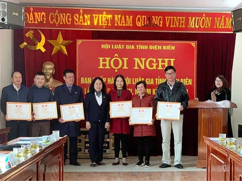 Tặng kỷ niệm chương “Vì sự nghiệp phát triển hội Luật gia Việt Nam”