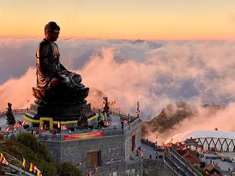 Rộn ràng du xuân, cầu an bái Phật trên "Nóc nhà Đông Dương"