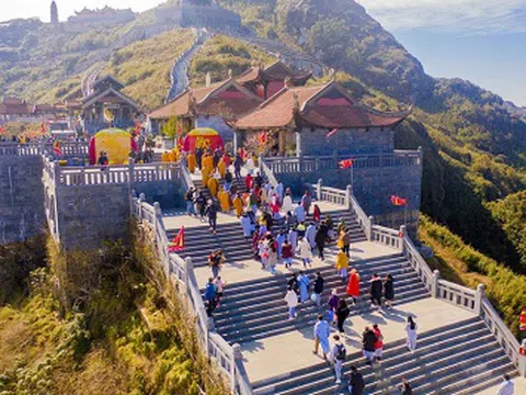 Giới trẻ nô nức du xuân, lên đỉnh Fansipan