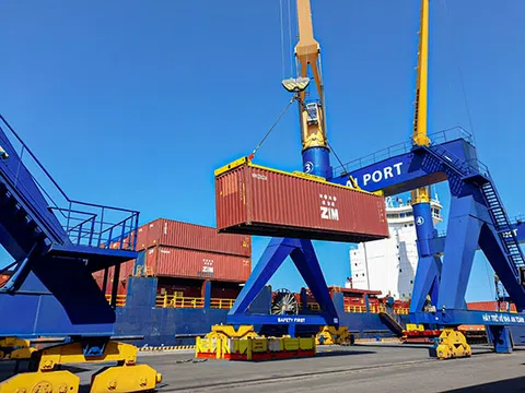 Cảng Chu Lai tiếp tục xuất khẩu giấy cho doanh nghiệp Lào