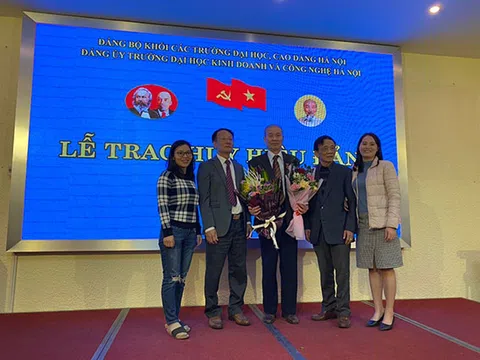 Đảng uỷ Trường đại học Kinh doanh và Công nghệ Hà Nội  tổ chức lễ trao tặng huy hiệu Đảng